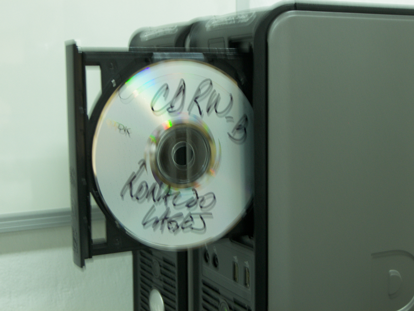 Inserindo CD-ROM com imagem Debian GNU/Linux 5.0.6 amd64